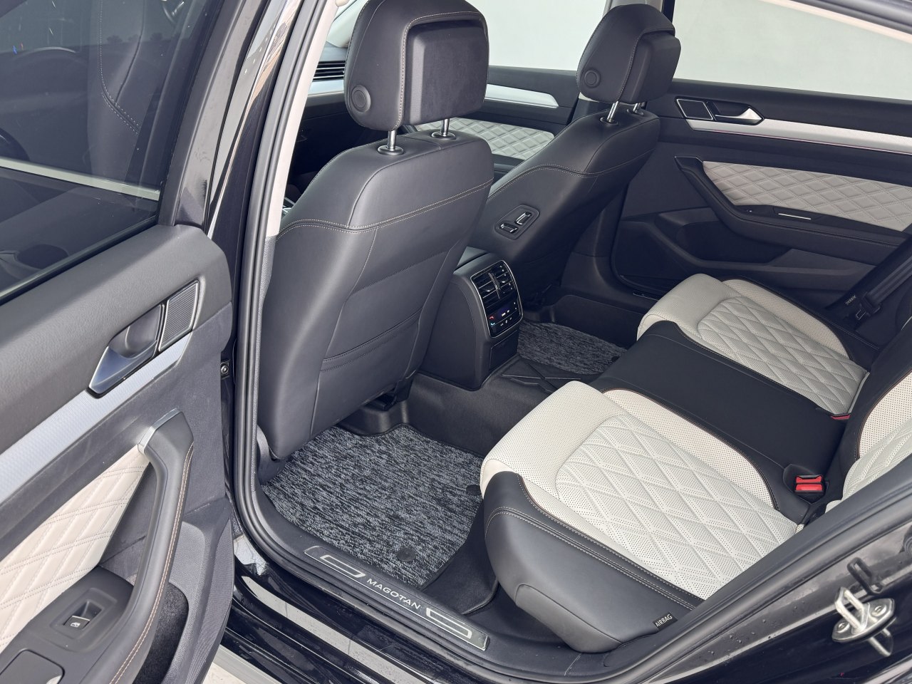 大众迈腾330豪华版